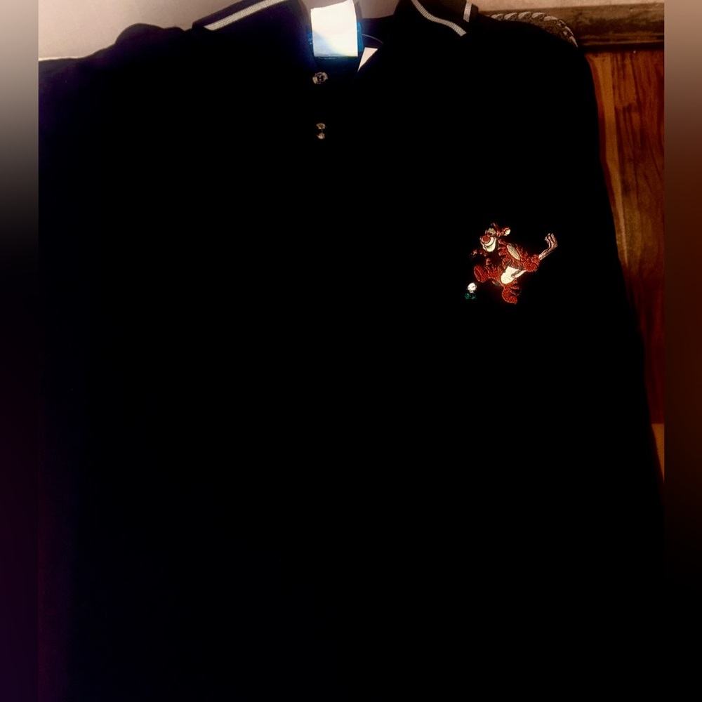 NWTS BLACK POLO WITH WHITE TRIM!  Also Tigger is the emblem!  SZ Mens XL